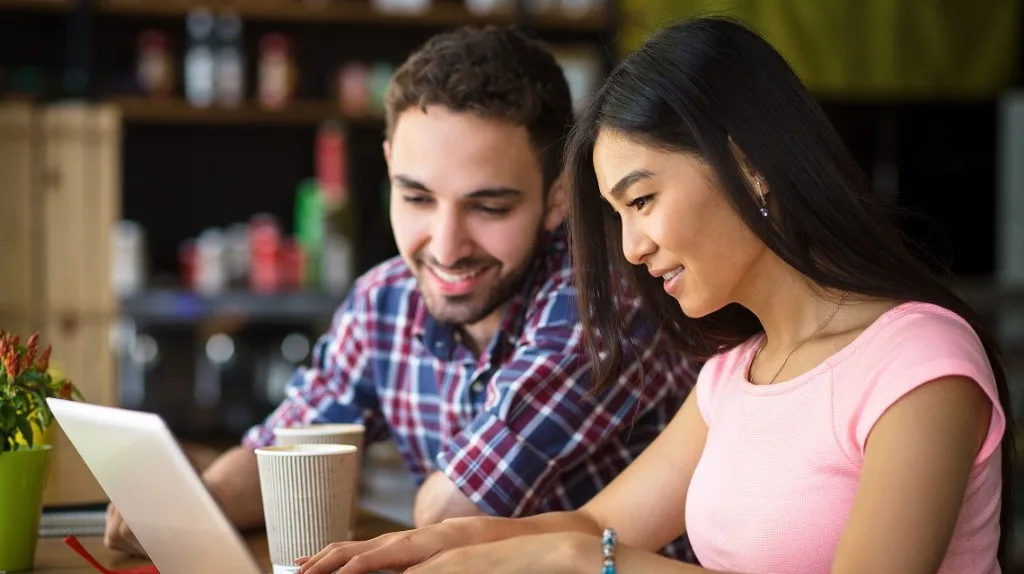 Apprenants adultes préparant une certification d'anglais Pearson