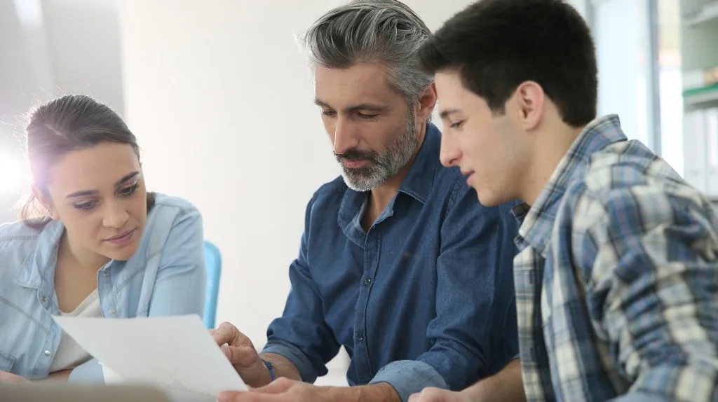 Enseignante accompagnant des apprenants avec Pearson